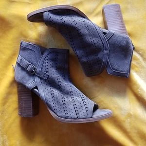 Open toe heeled booties